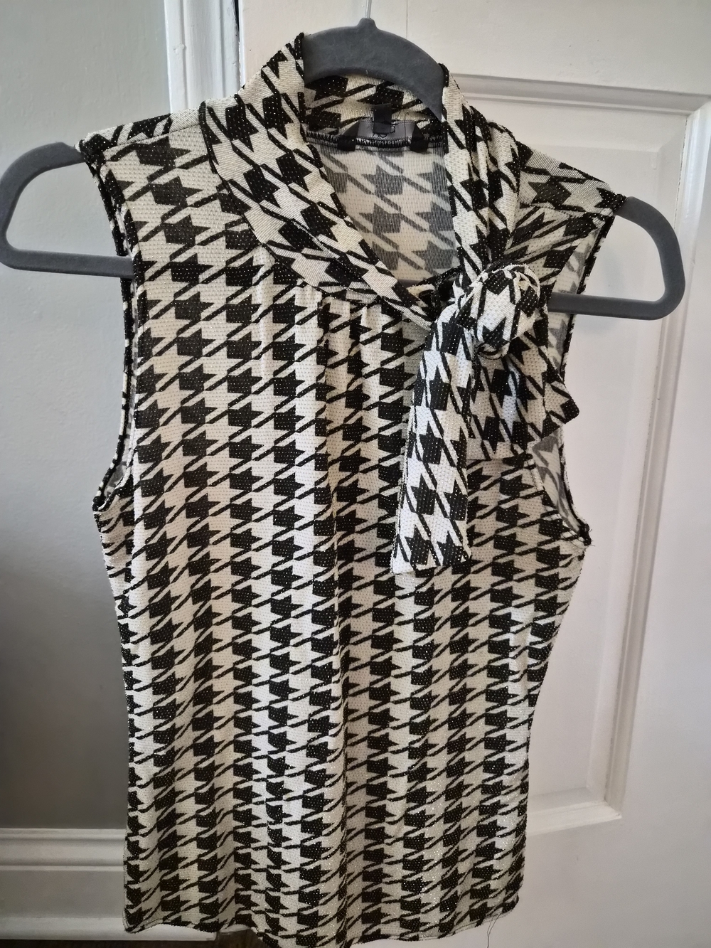 Sleeveless Houndstooth Tie-Neck Blouse - Black & White